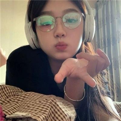 有色彩的女子